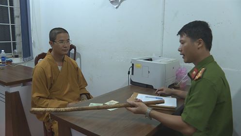 Không cho vượt, người đàn ông đập phá xe ô tô người đi đường