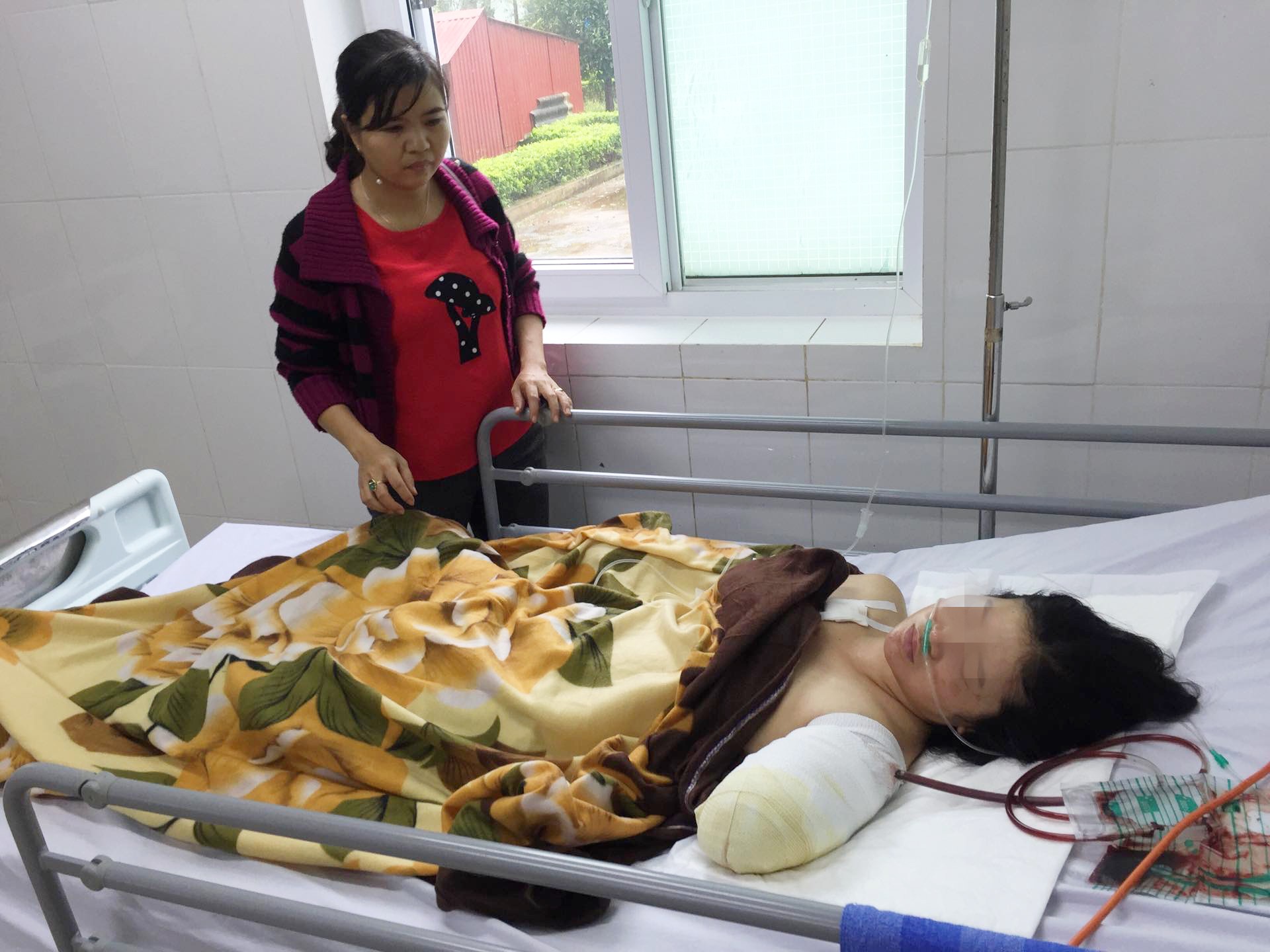 Chạy xe máy 130km đi dạy học, cô giáo bị tai nạn phải cắt lìa tay