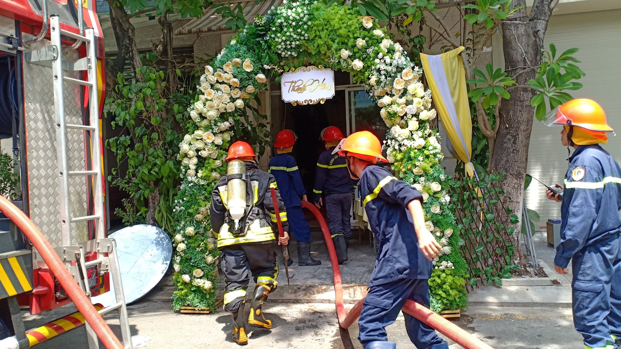 Ngay ngày thành hôn, đôi vợ chồng trẻ nhìn căn nhà 3 tầng cháy tan hoang - Ảnh 1.