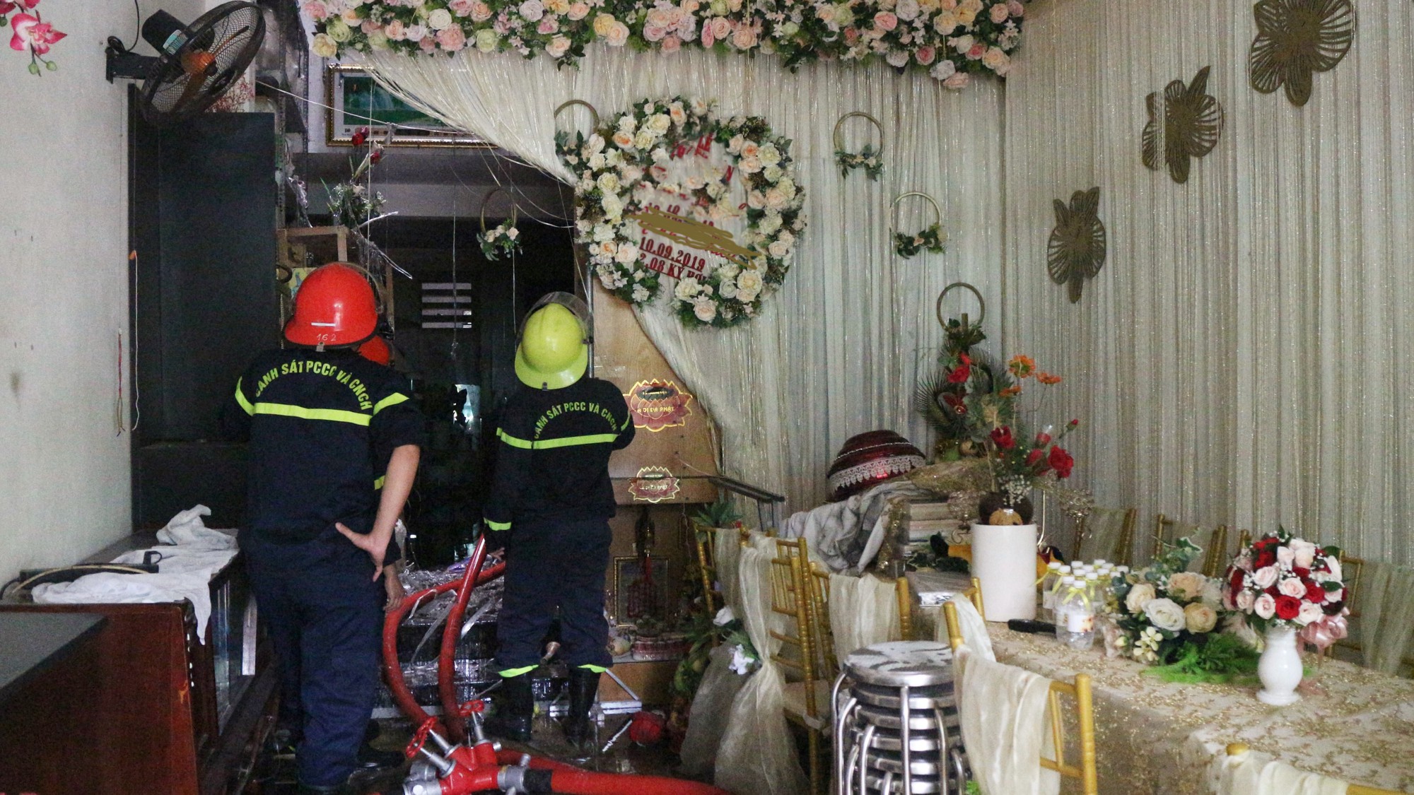Ngay ngày thành hôn, đôi vợ chồng trẻ nhìn căn nhà 3 tầng cháy tan hoang