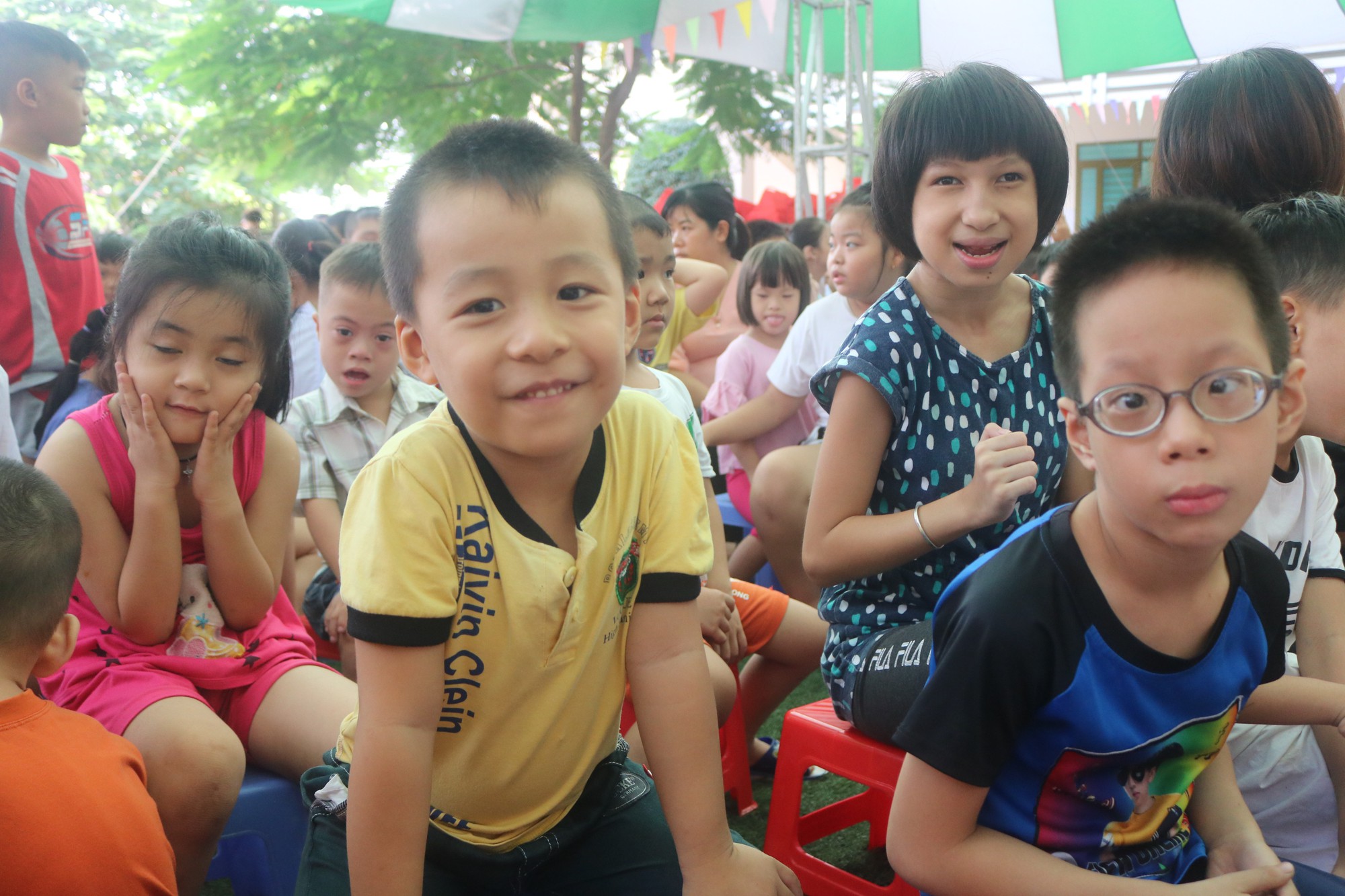 Vui Tết trung thu cùng trẻ em thiếu may mắn - Ảnh 1.