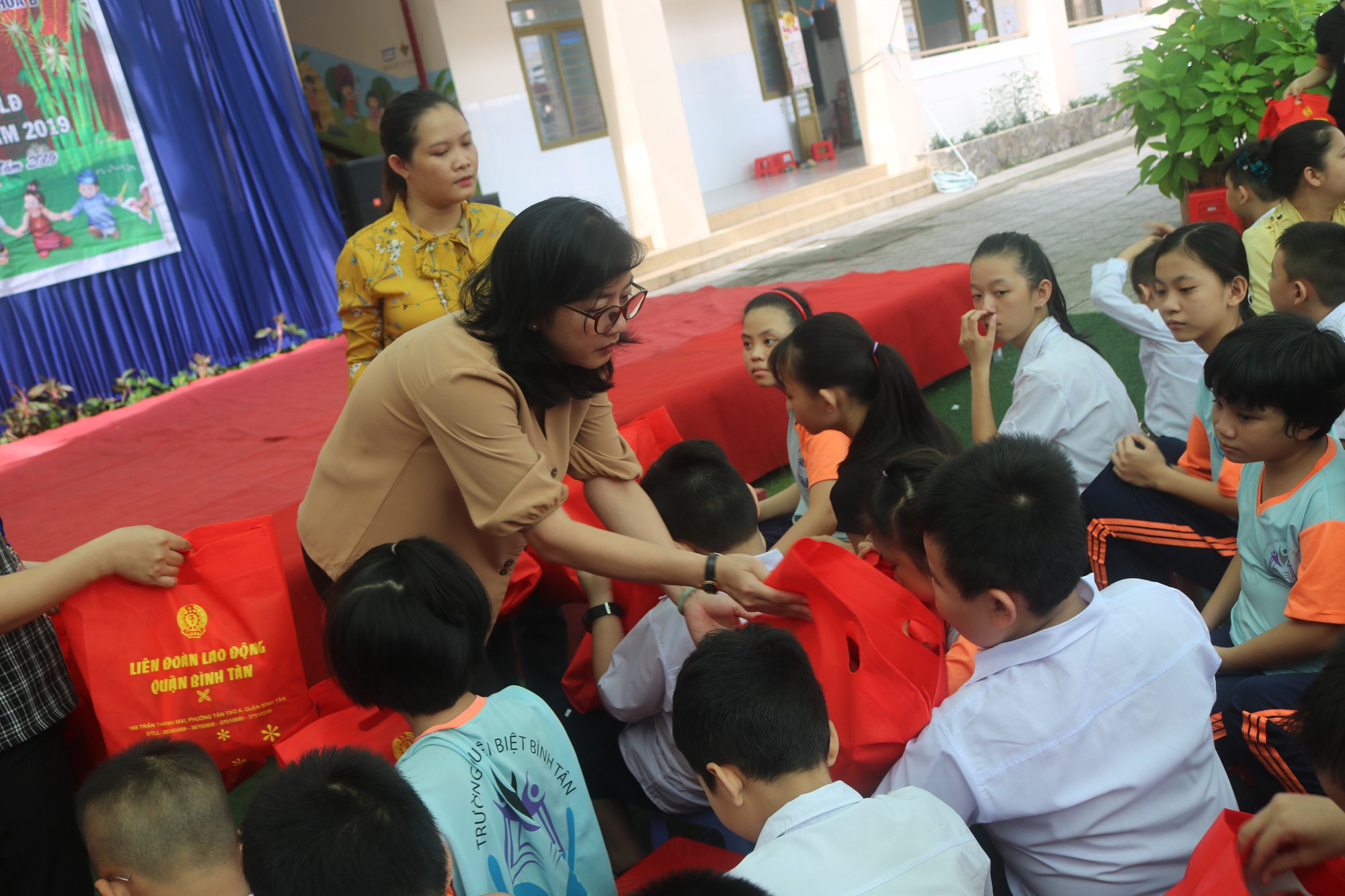 Vui Tết trung thu cùng trẻ em thiếu may mắn