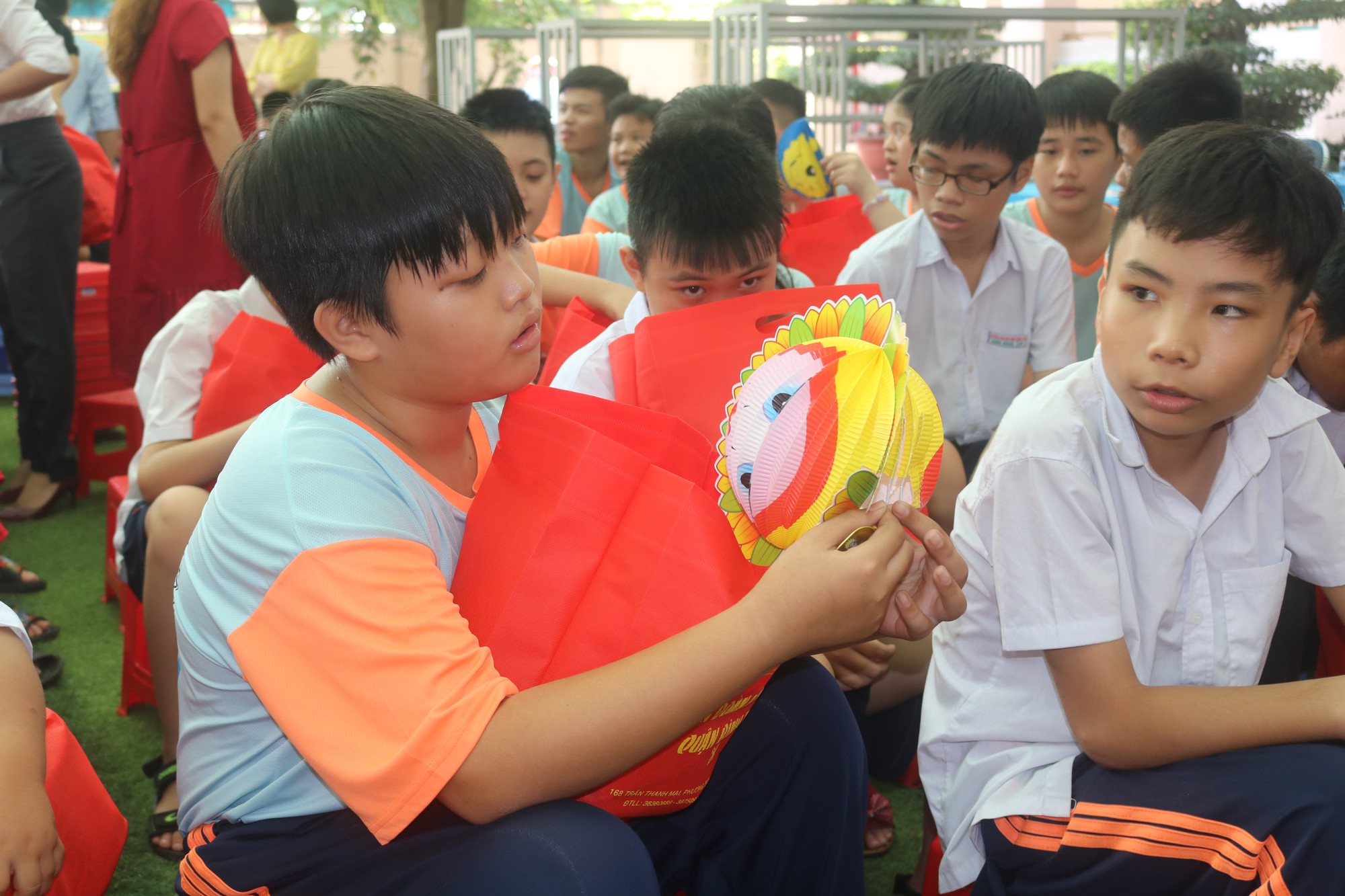Vui Tết trung thu cùng trẻ em thiếu may mắn - Ảnh 4.