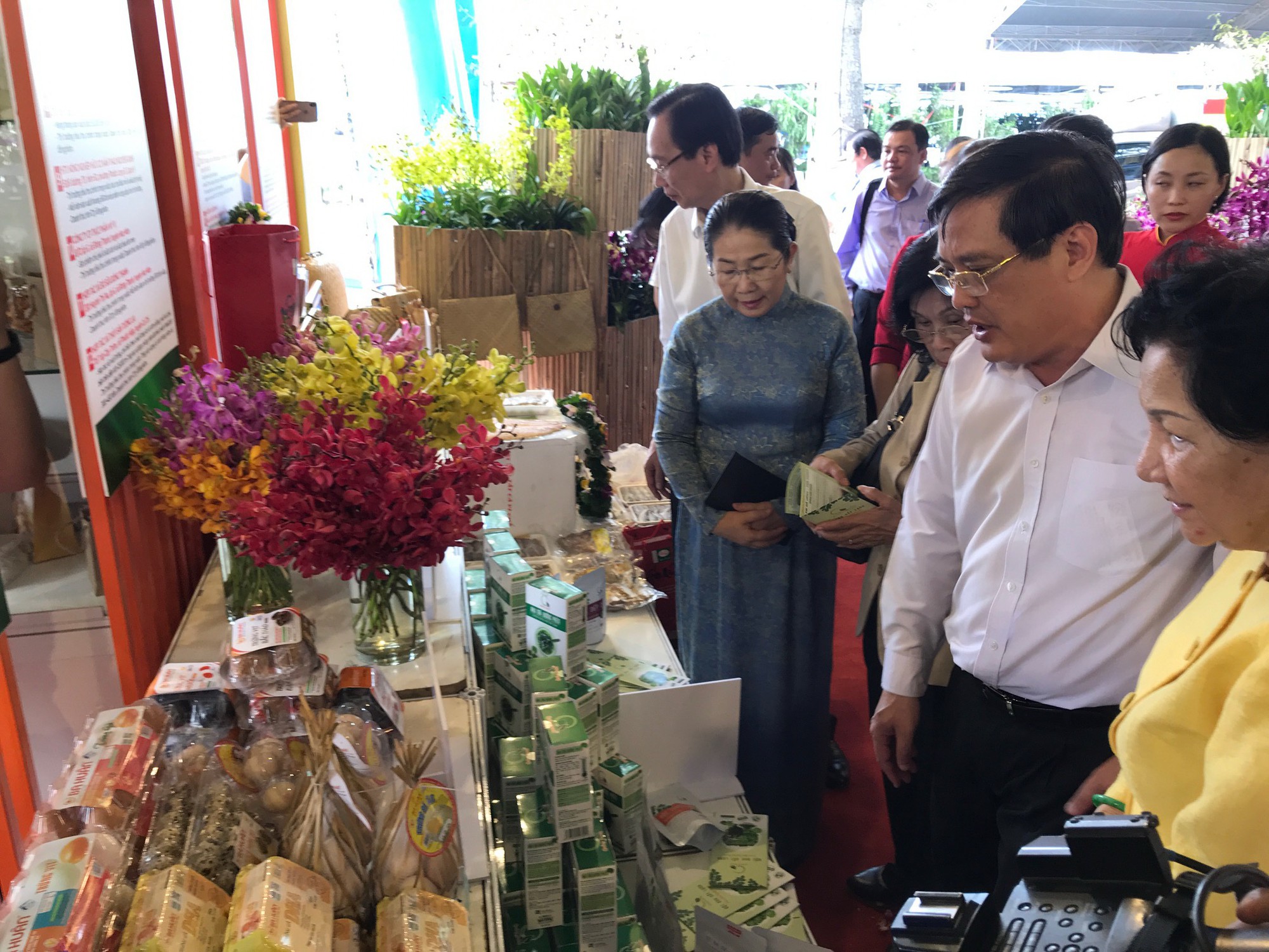 Nhiều rau sạch, c&aacute; cảnh độc lạ... tại chợ phi&ecirc;n n&ocirc;ng sản TP HCM - Ảnh 1.