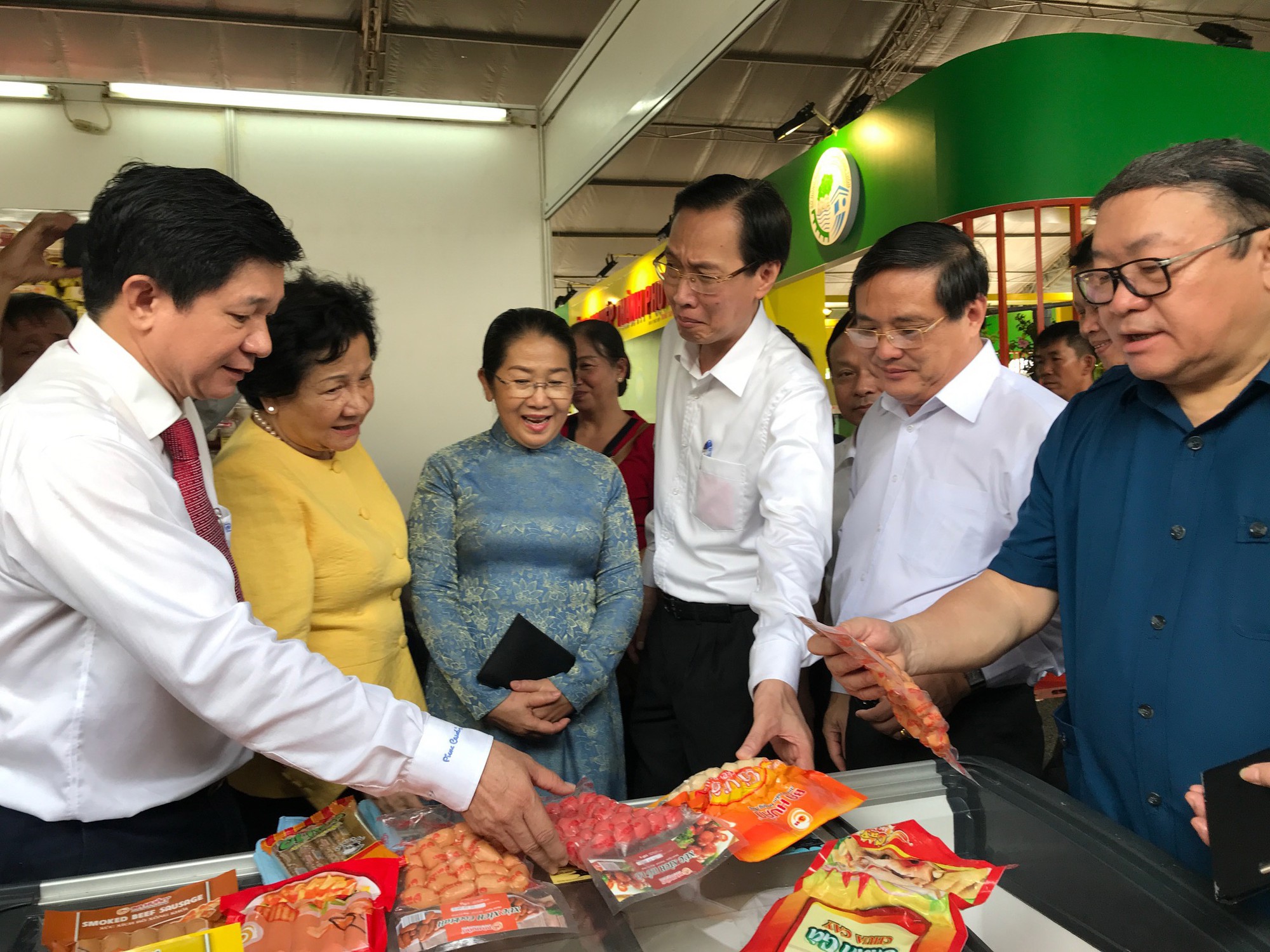 Nhiều rau sạch, cá cảnh độc lạ... tại chợ phiên nông sản TP HCM