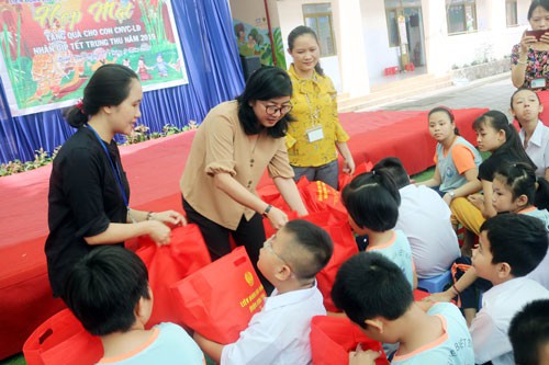 Sẻ chia khó khăn cùng trẻ em thiếu may mắn