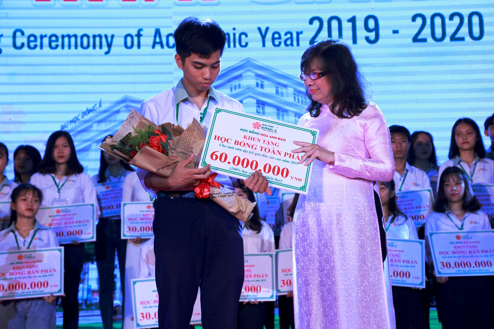 10 tỉ  đồng học bổng khuyến t&agrave;i v&agrave; khuyến học cho t&acirc;n sinh vi&ecirc;n ĐH Đ&ocirc;ng &Aacute; - Ảnh 1.