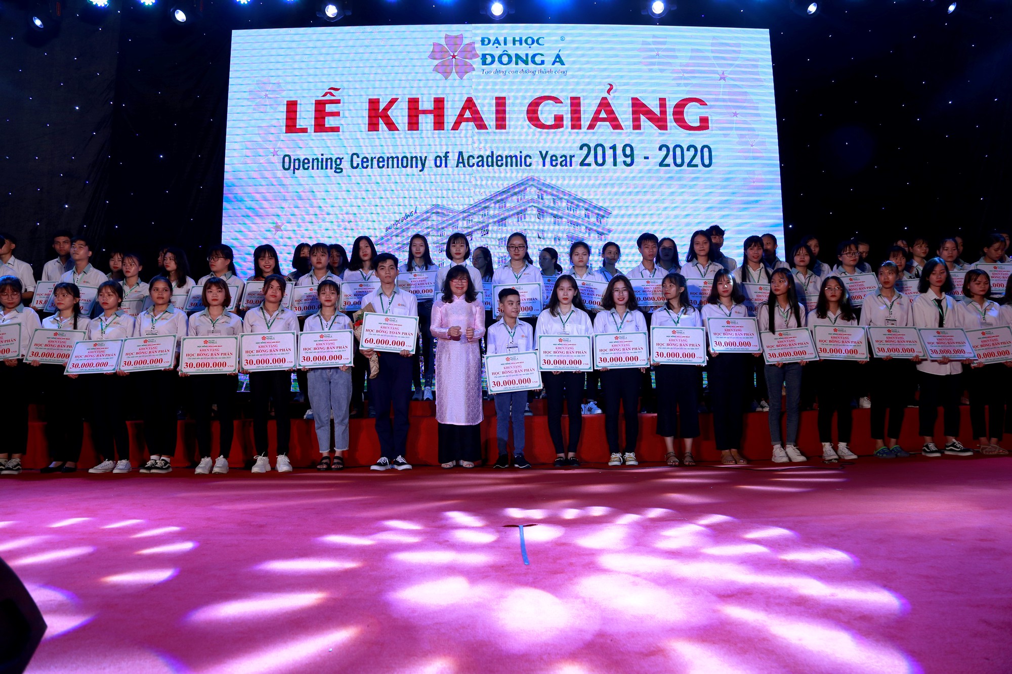 10 tỉ  đồng học bổng khuyến t&agrave;i v&agrave; khuyến học cho t&acirc;n sinh vi&ecirc;n ĐH Đ&ocirc;ng &Aacute; - Ảnh 2.
