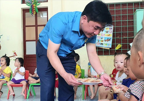 Quảng Bình: Thăm, tặng quà con công nhân khó khăn