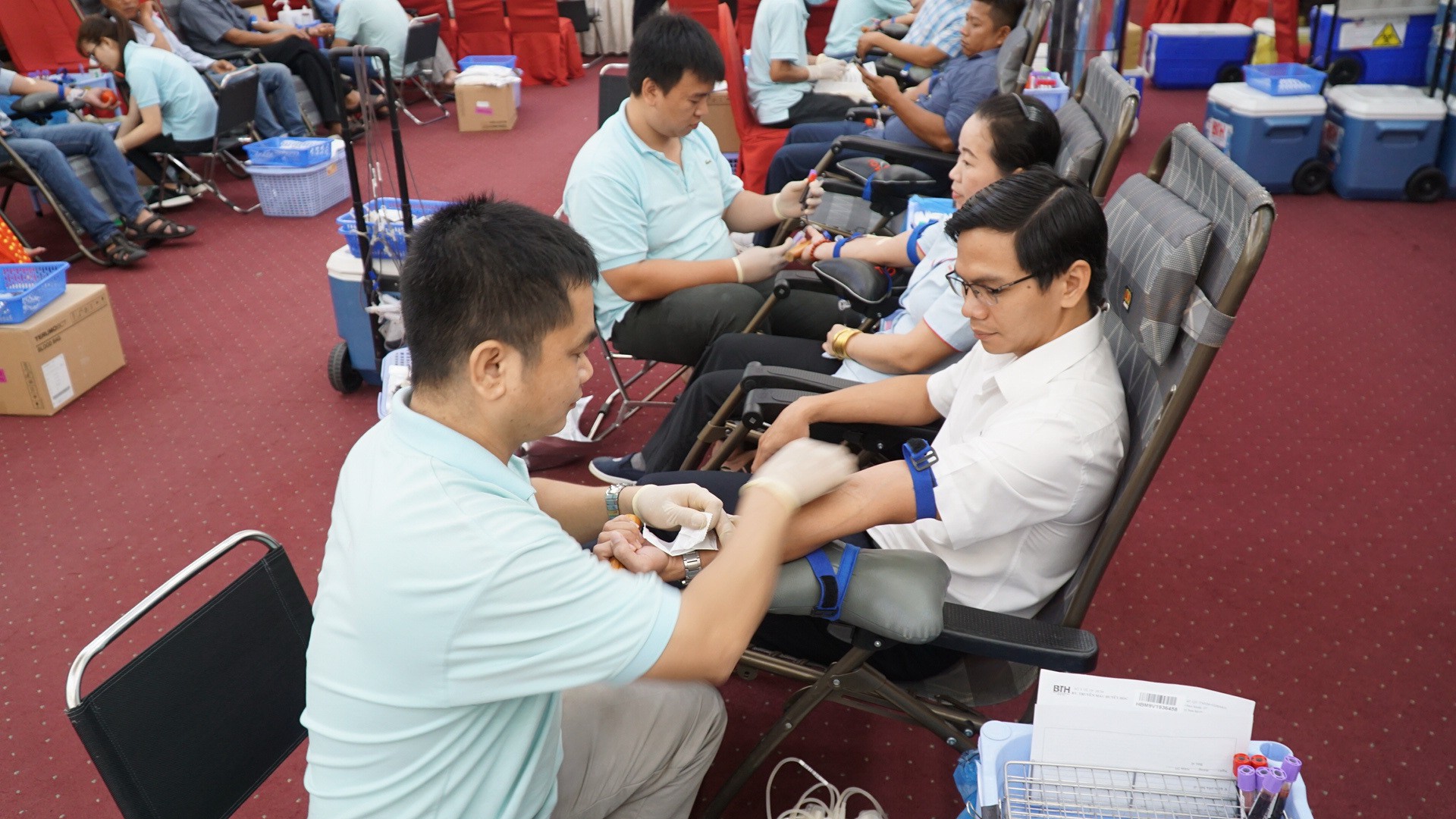 Ấm &aacute;p ng&agrave;y hội hiến m&aacute;u t&igrave;nh nguyện &ldquo;Tr&aacute;i tim nh&acirc;n &aacute;i&rdquo; - Ảnh 2.