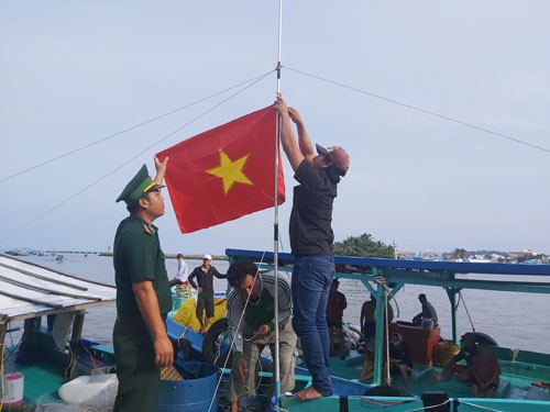 3.000 l&aacute; cờ Tổ quốc trao tặng ngư d&acirc;n Ph&uacute; Quốc - Ảnh 1.