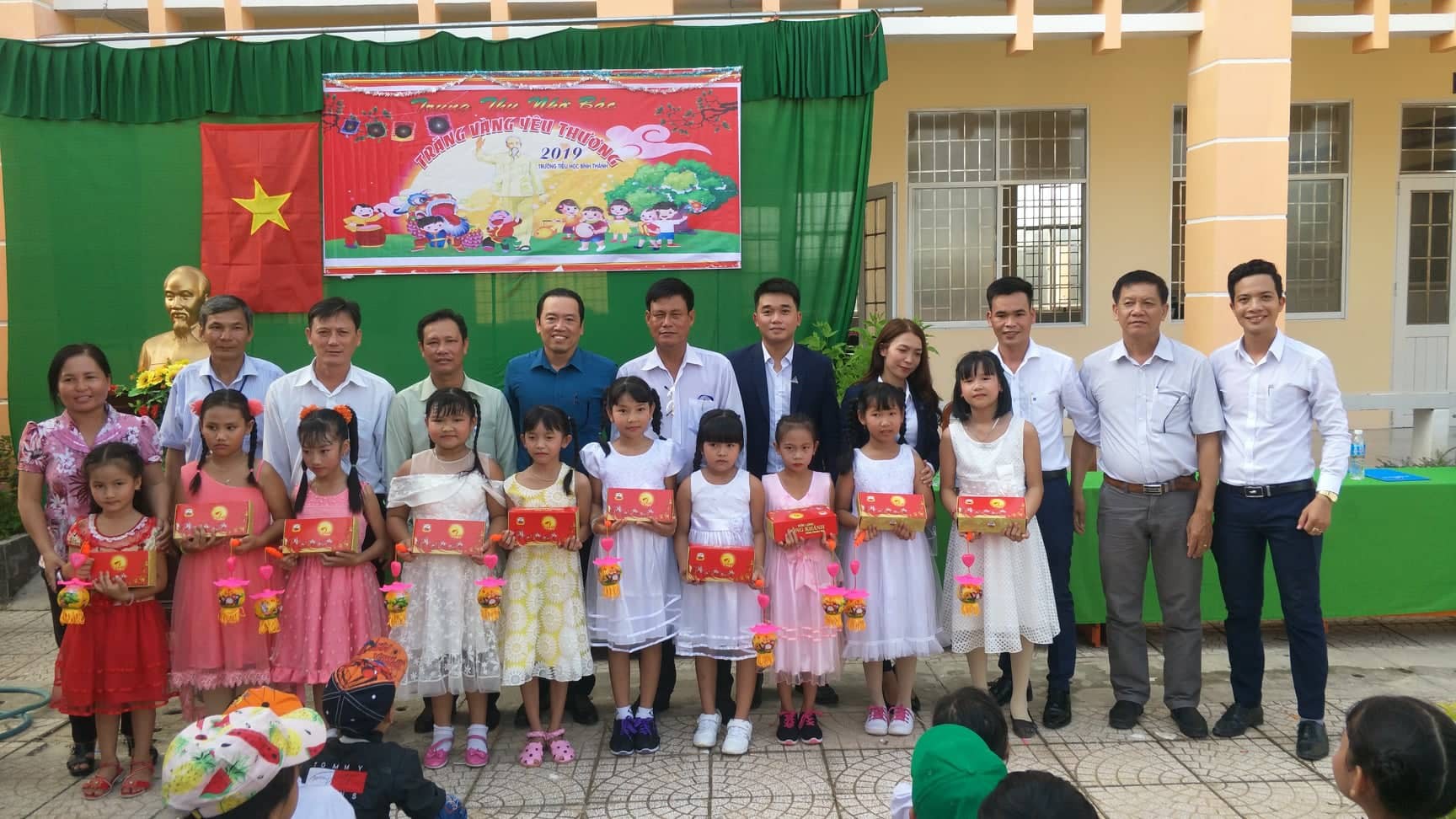 Báo Người Lao Động mang trung thu đến trẻ em nghèo Hậu Giang - Ảnh 10.