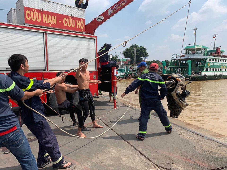 Tìm thấy xe máy của nhà báo tử vong nổi trên sông gần phà Cát Lái