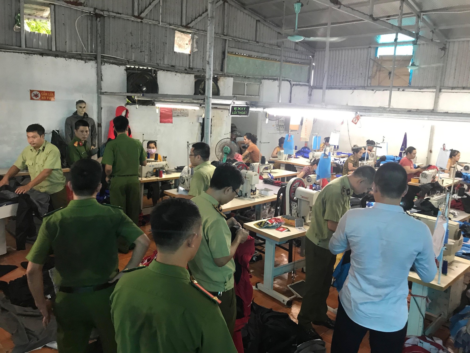 "Đột kích" xưởng sản xuất hàng nhái thương hiệu The North Face siêu rẻ
