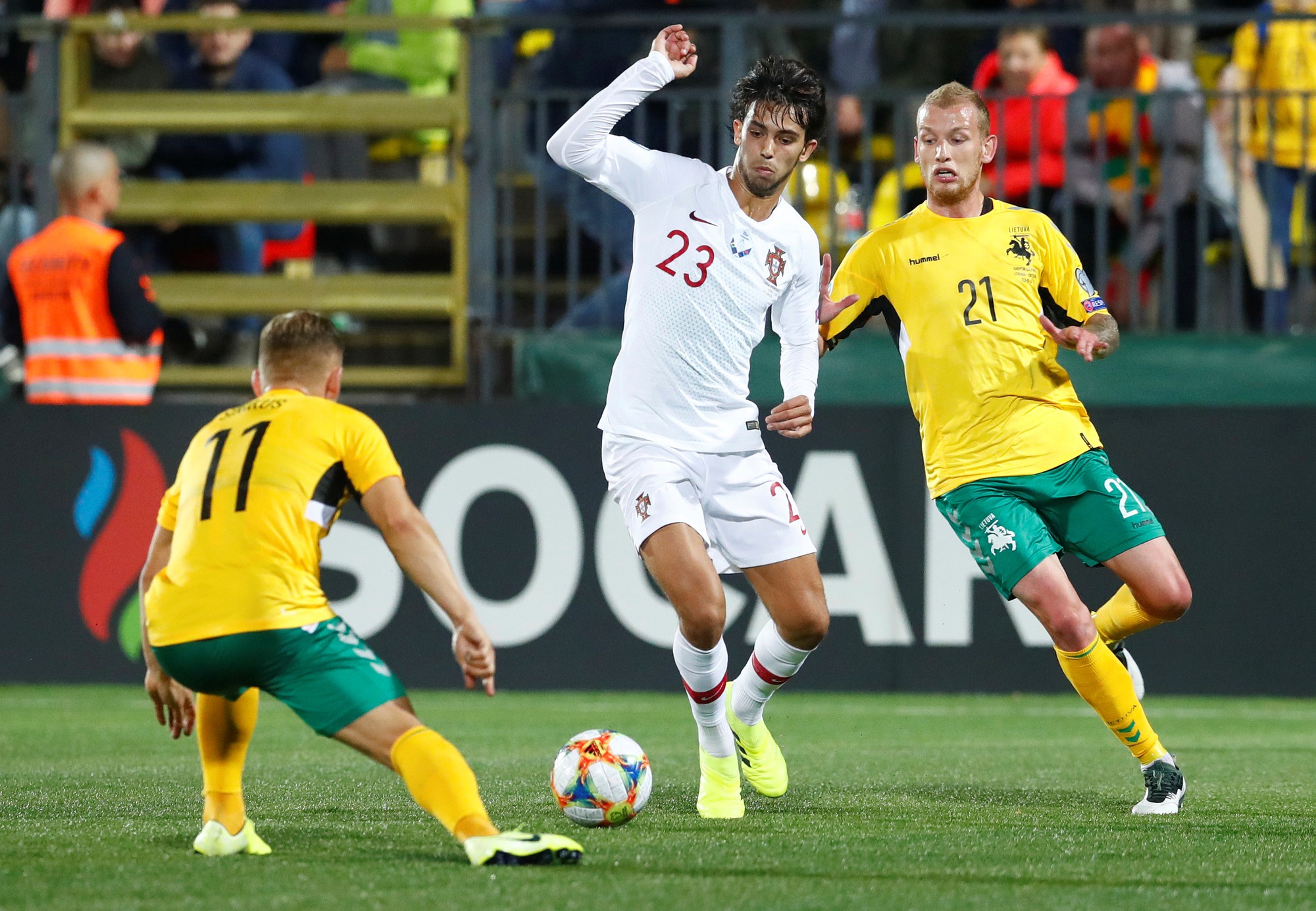 Ronaldo lập c&uacute; poker, Bồ Đ&agrave;o Nha v&ugrave;i dập chủ nh&agrave; Lithuania - Ảnh 2.