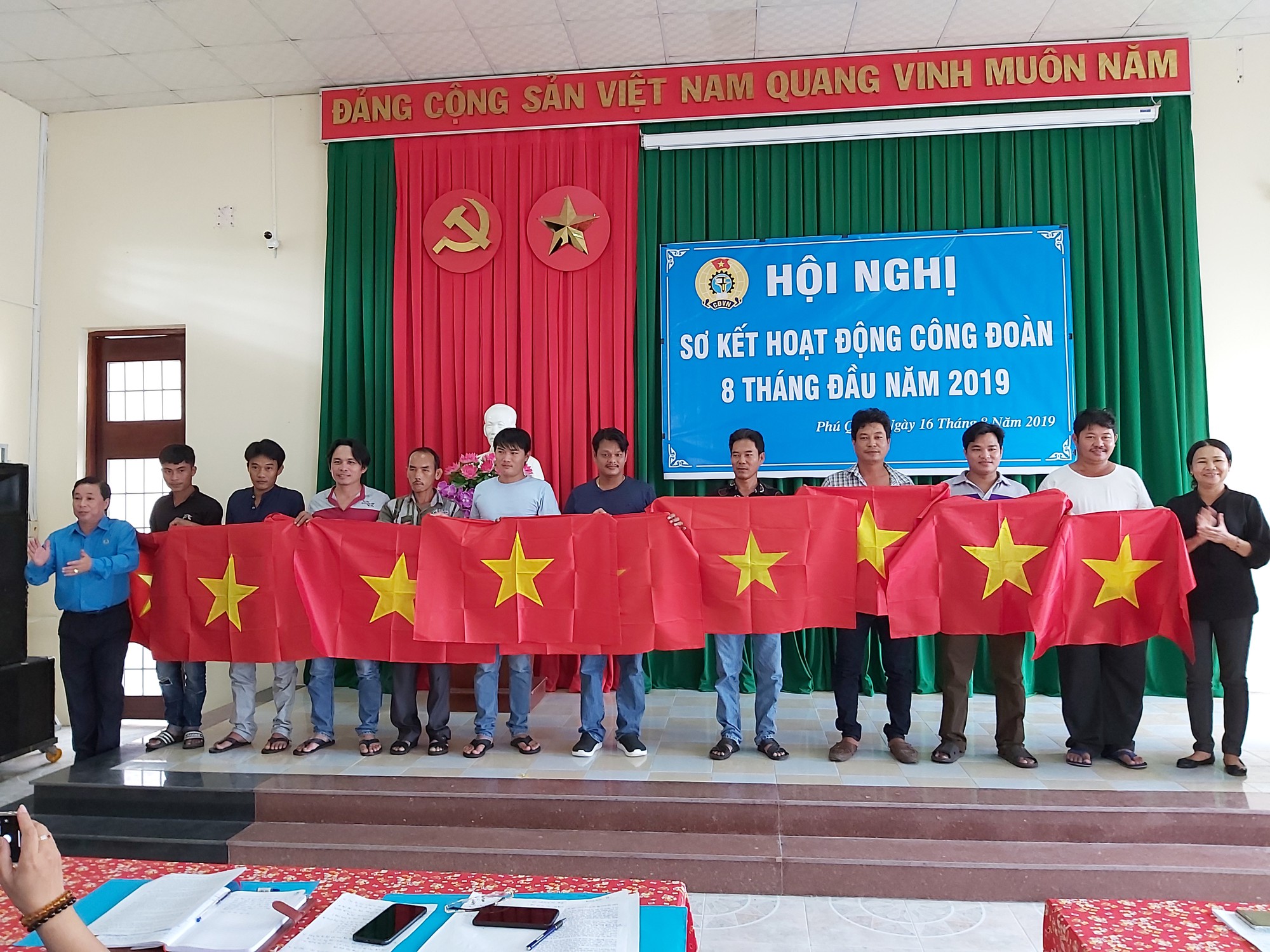 1.000 l&aacute; cờ Tổ quốc đến tay ngư d&acirc;n Ph&uacute; Quốc - Ảnh 1.