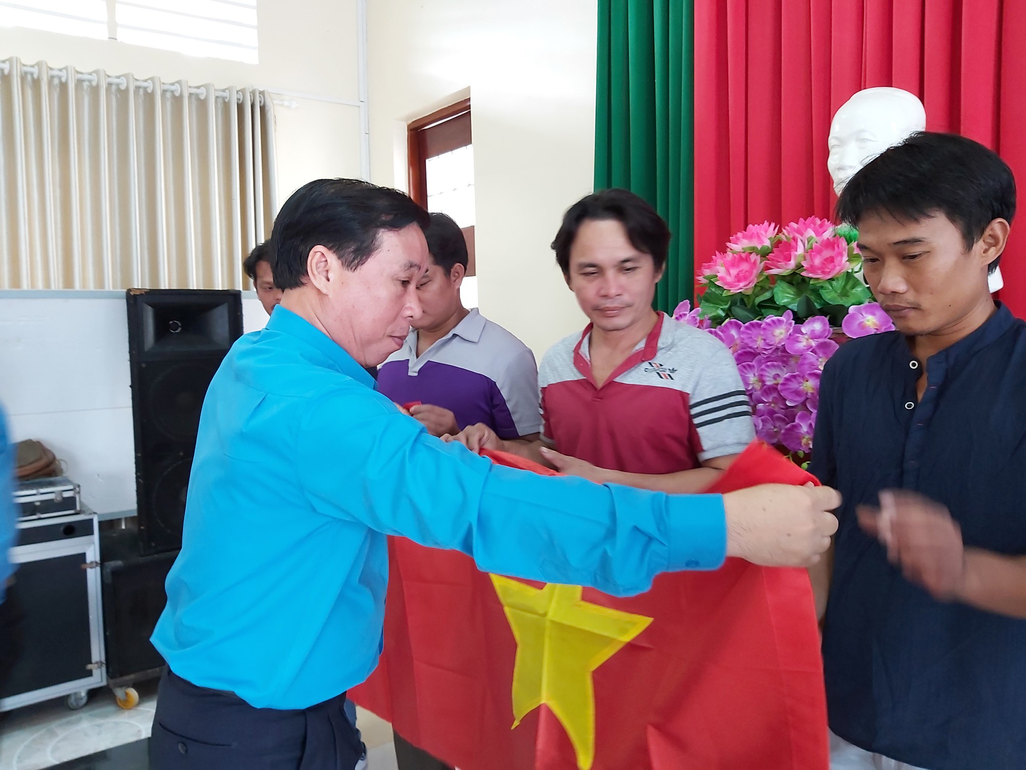 1.000 l&aacute; cờ Tổ quốc đến tay ngư d&acirc;n Ph&uacute; Quốc - Ảnh 2.