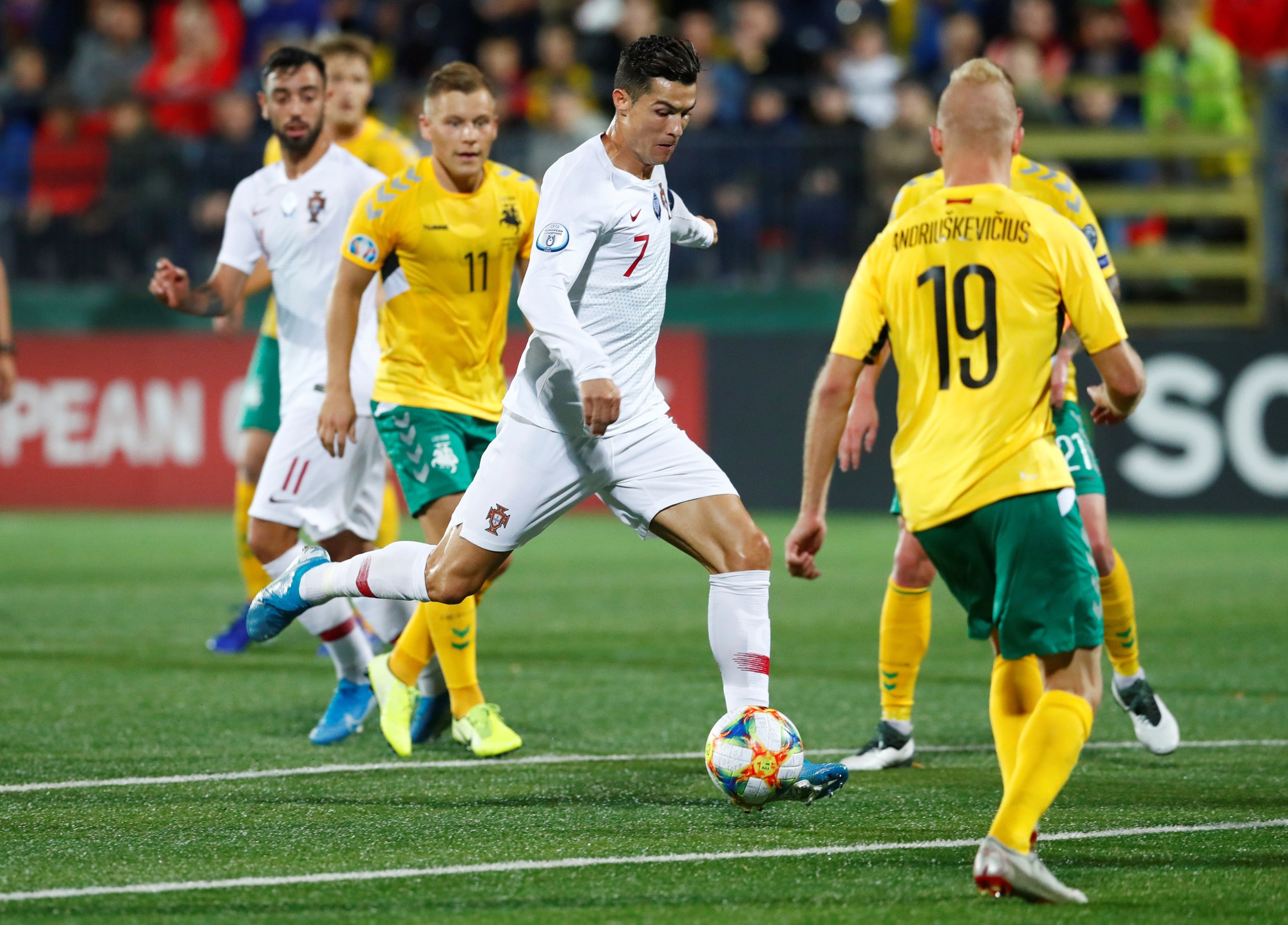 Ronaldo lập c&uacute; poker, Bồ Đ&agrave;o Nha v&ugrave;i dập chủ nh&agrave; Lithuania - Ảnh 3.