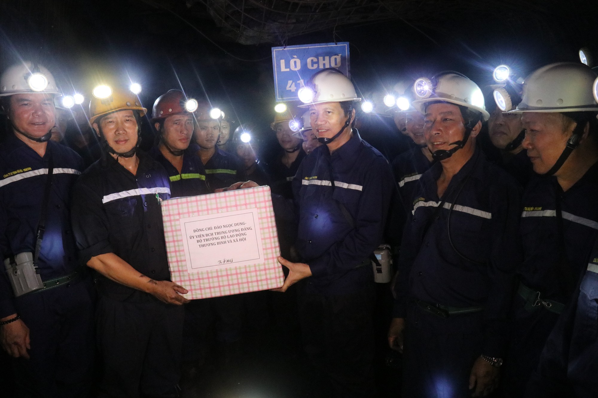 Chủ tịch Tổng LĐLĐ Việt Nam xuống hầm l&ograve;  -140 m để nghe t&acirc;m tư của thợ l&ograve; về tăng tuổi nghỉ hưu  - Ảnh 6.