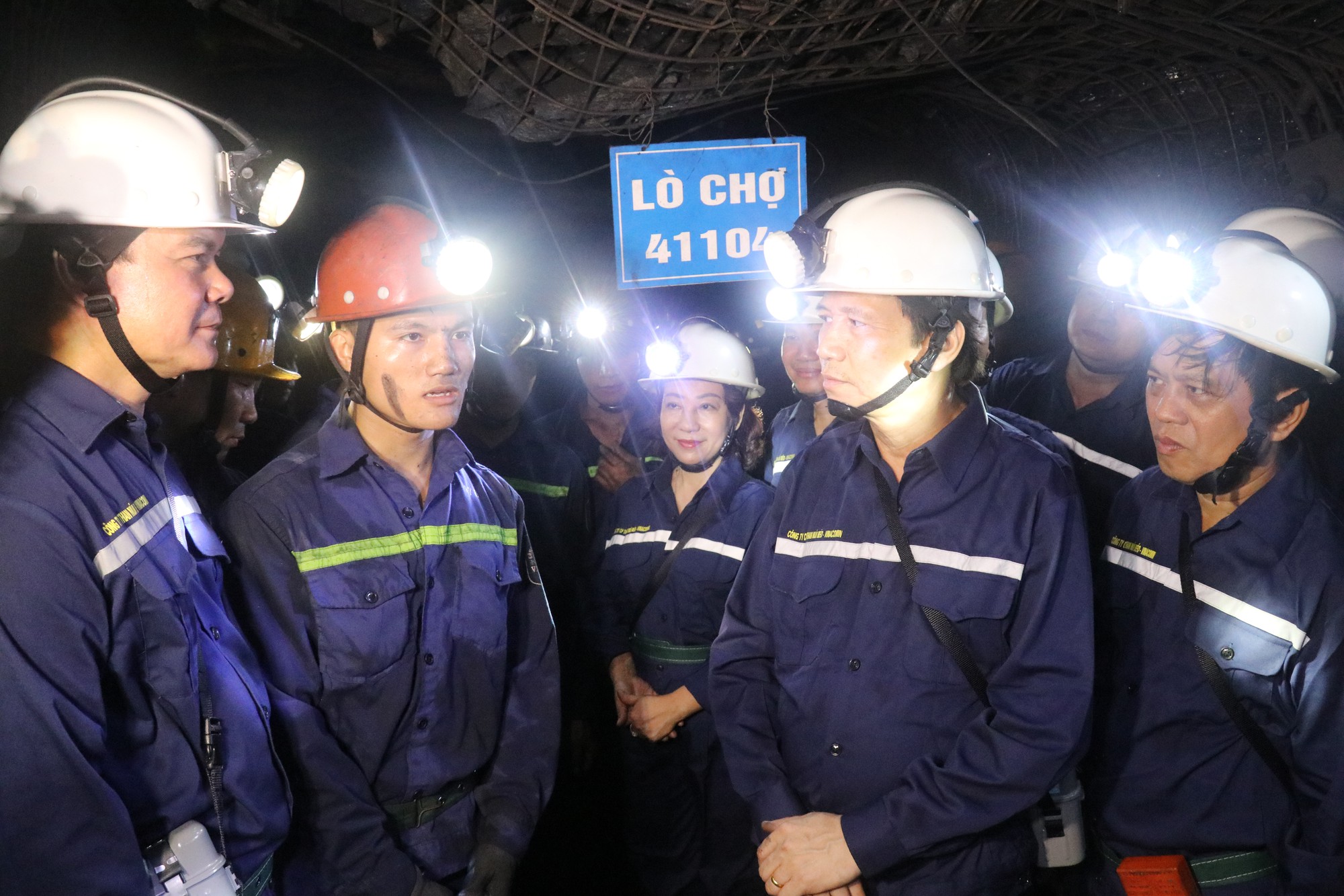 Chủ tịch Tổng LĐLĐ Việt Nam xuống hầm lò  -140 m để nghe tâm tư của thợ lò về tăng tuổi nghỉ hưu