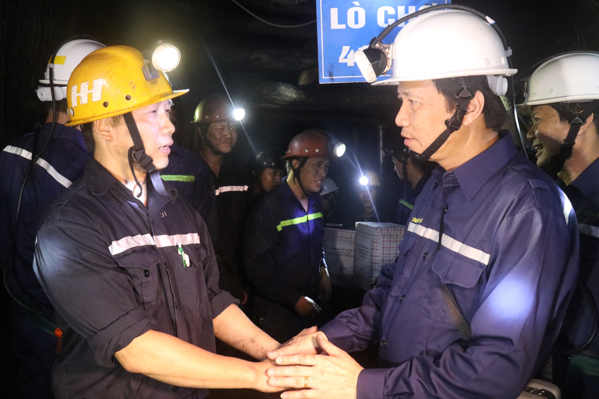 Chủ tịch Tổng LĐLĐ Việt Nam xuống hầm l&ograve;  -140 m để nghe t&acirc;m tư của thợ l&ograve; về tăng tuổi nghỉ hưu  - Ảnh 4.