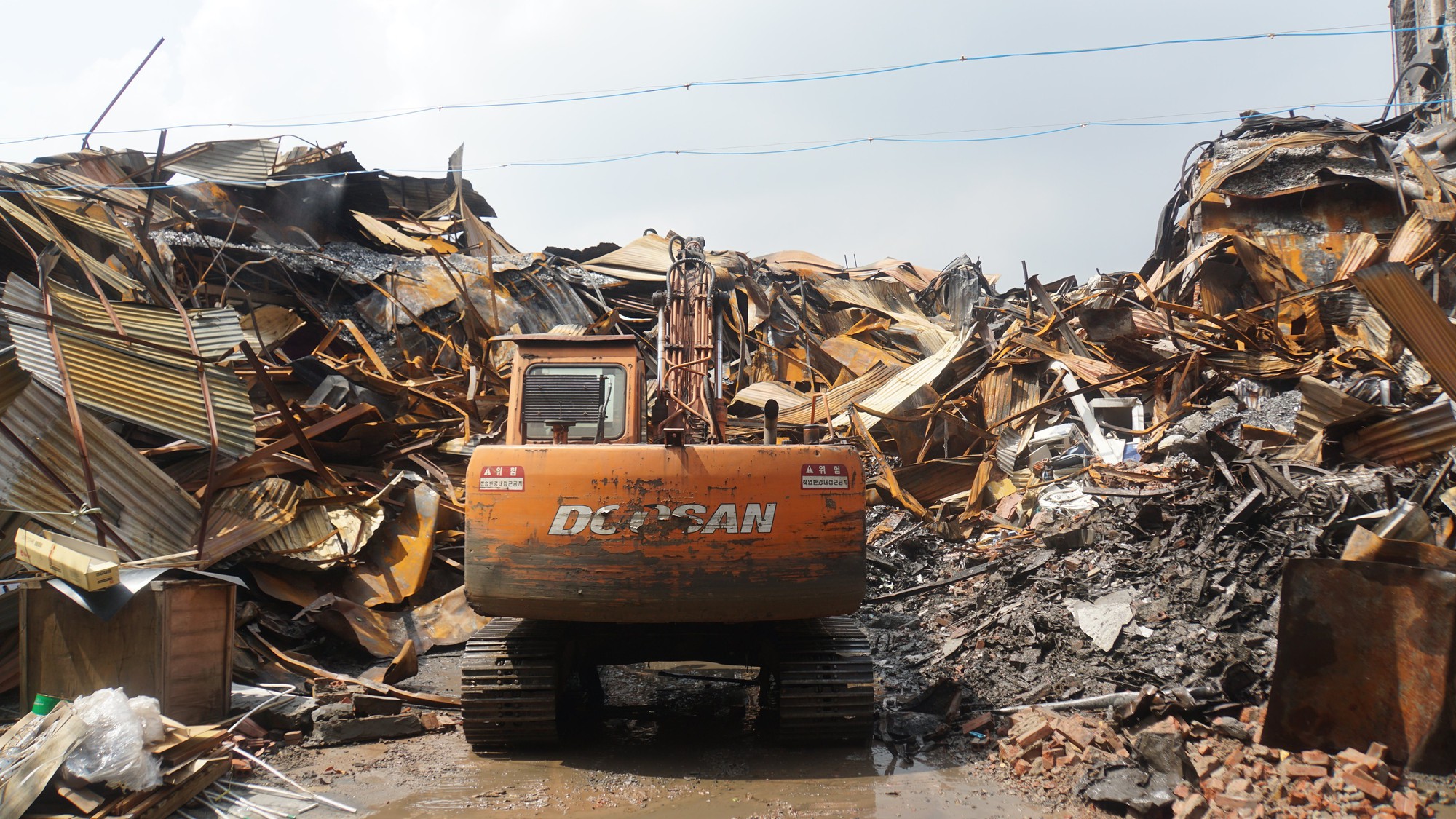Cận cảnh Binh chủng Hóa học tiến hành tẩy độc nhà xưởng Công ty Rạng Đông - Ảnh 9.