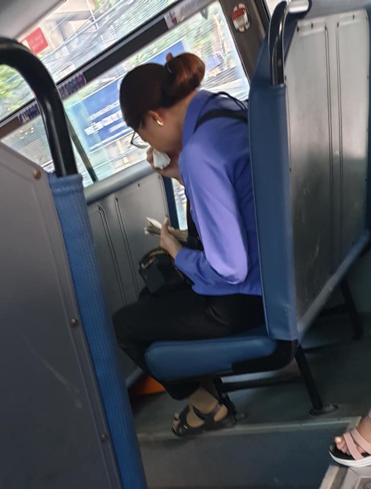 Thanh niên đi xe buýt "chui", nữ tiếp viên ôm mặt khóc