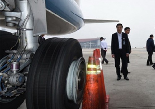 Liên tiếp phát hiện máy bay Vietnam Airlines bị rách lốp, đinh găm