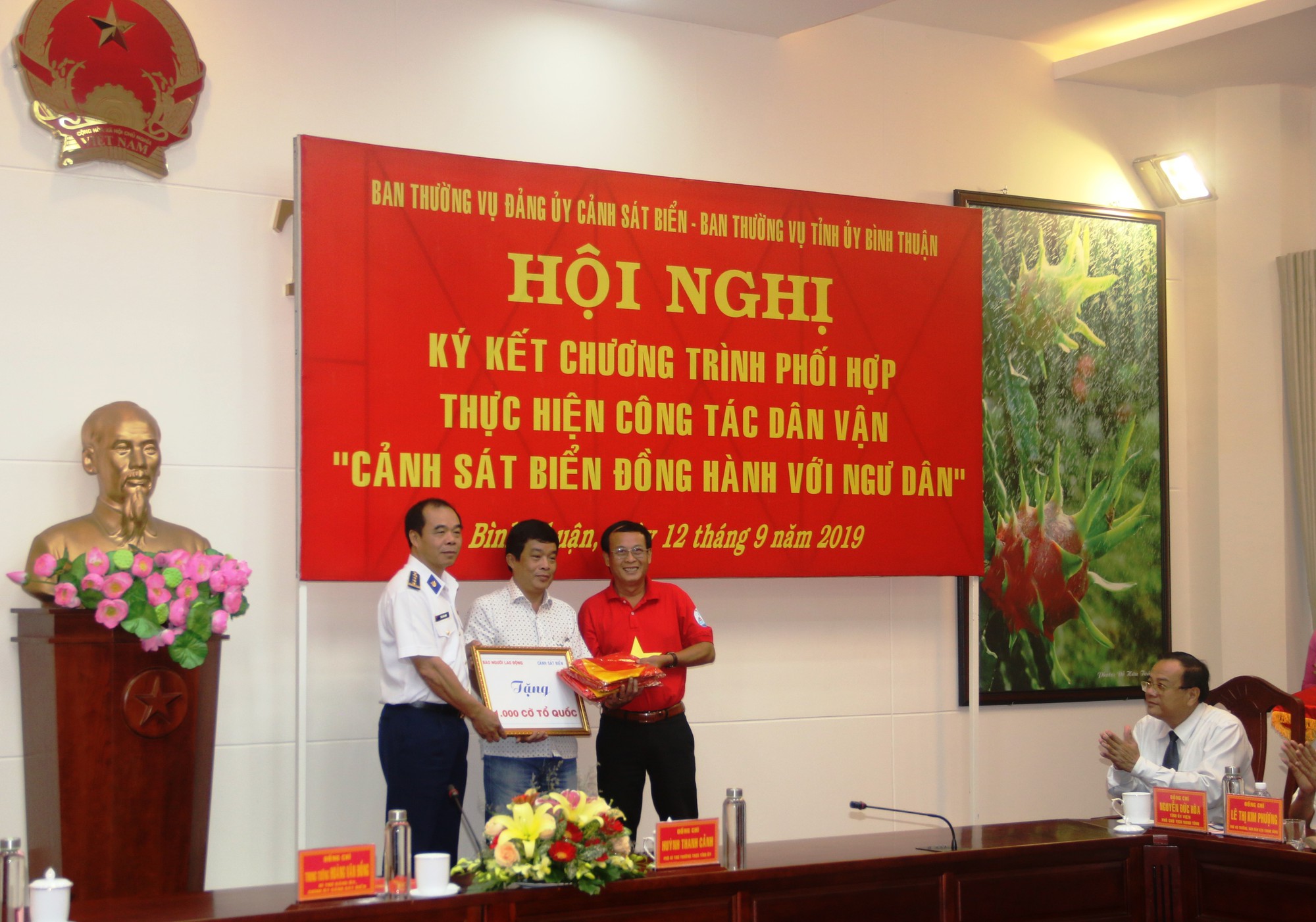 Trao 1000 l&aacute; cờ Tổ quốc cho ngư d&acirc;n B&igrave;nh Thuận - Ảnh 1.
