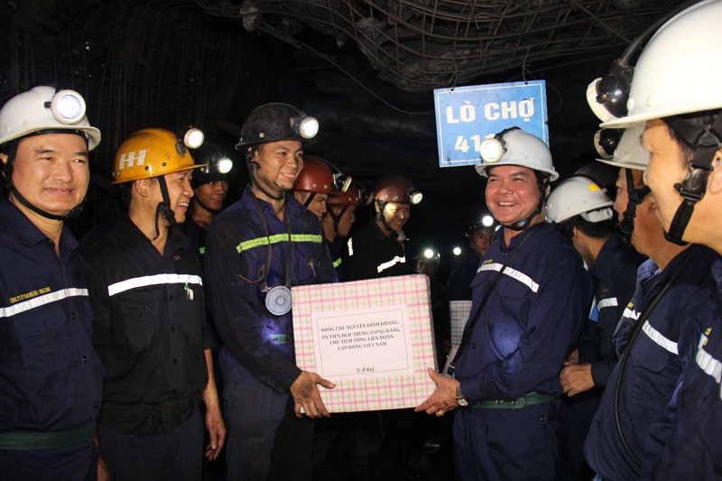Chủ tịch Tổng LĐLĐ Việt Nam xuống hầm l&ograve;  -140 m để nghe t&acirc;m tư của thợ l&ograve; về tăng tuổi nghỉ hưu  - Ảnh 5.