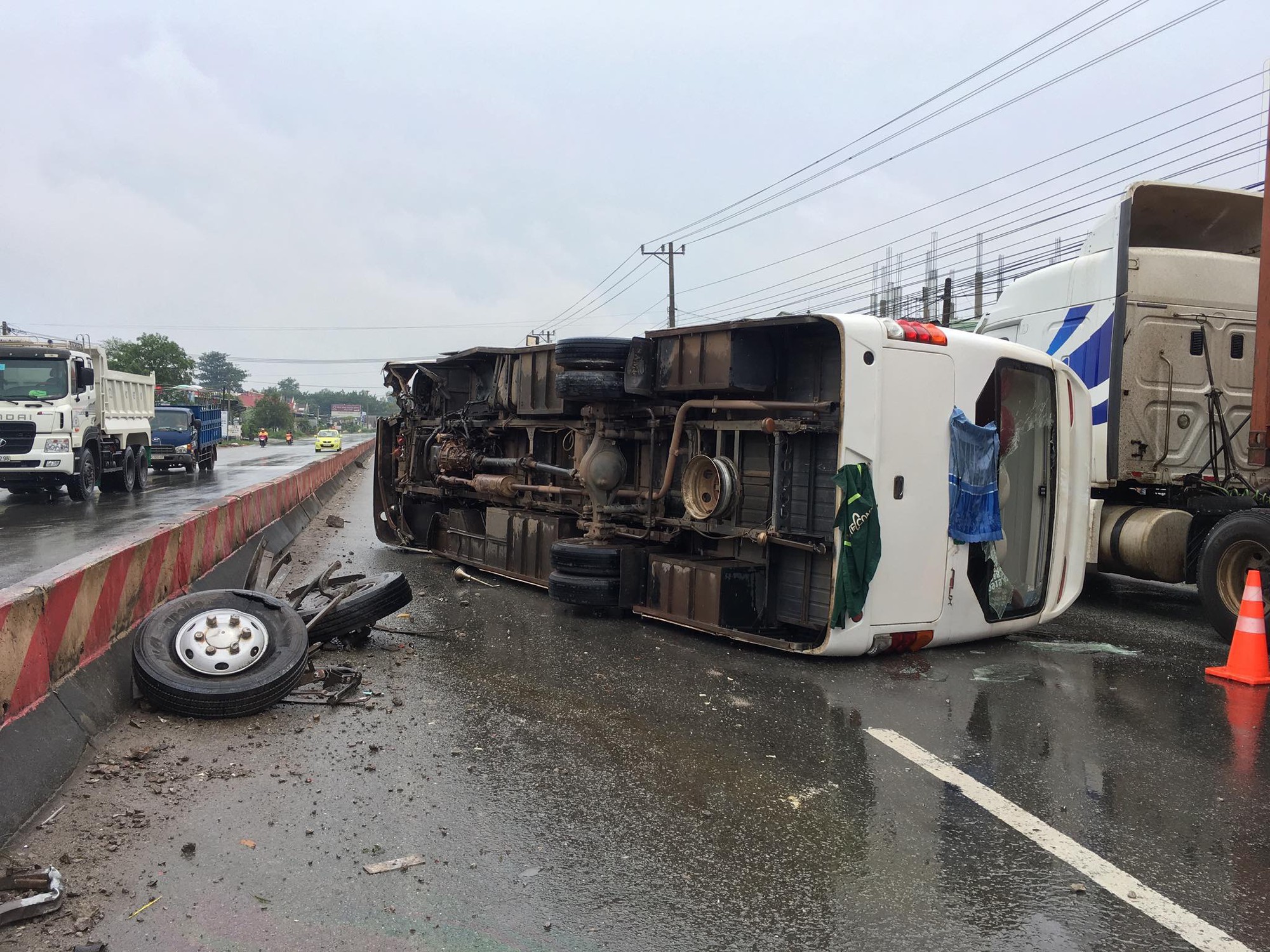 Kinh hoàng cảnh tượng xe khách văng bánh, lật nhào, 26 hành khách kêu cứu