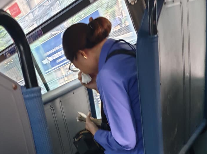 Vụ khách "quên" mua vé, nữ tiếp viên xe buýt khóc: "Tôi buồn nhưng không trách"