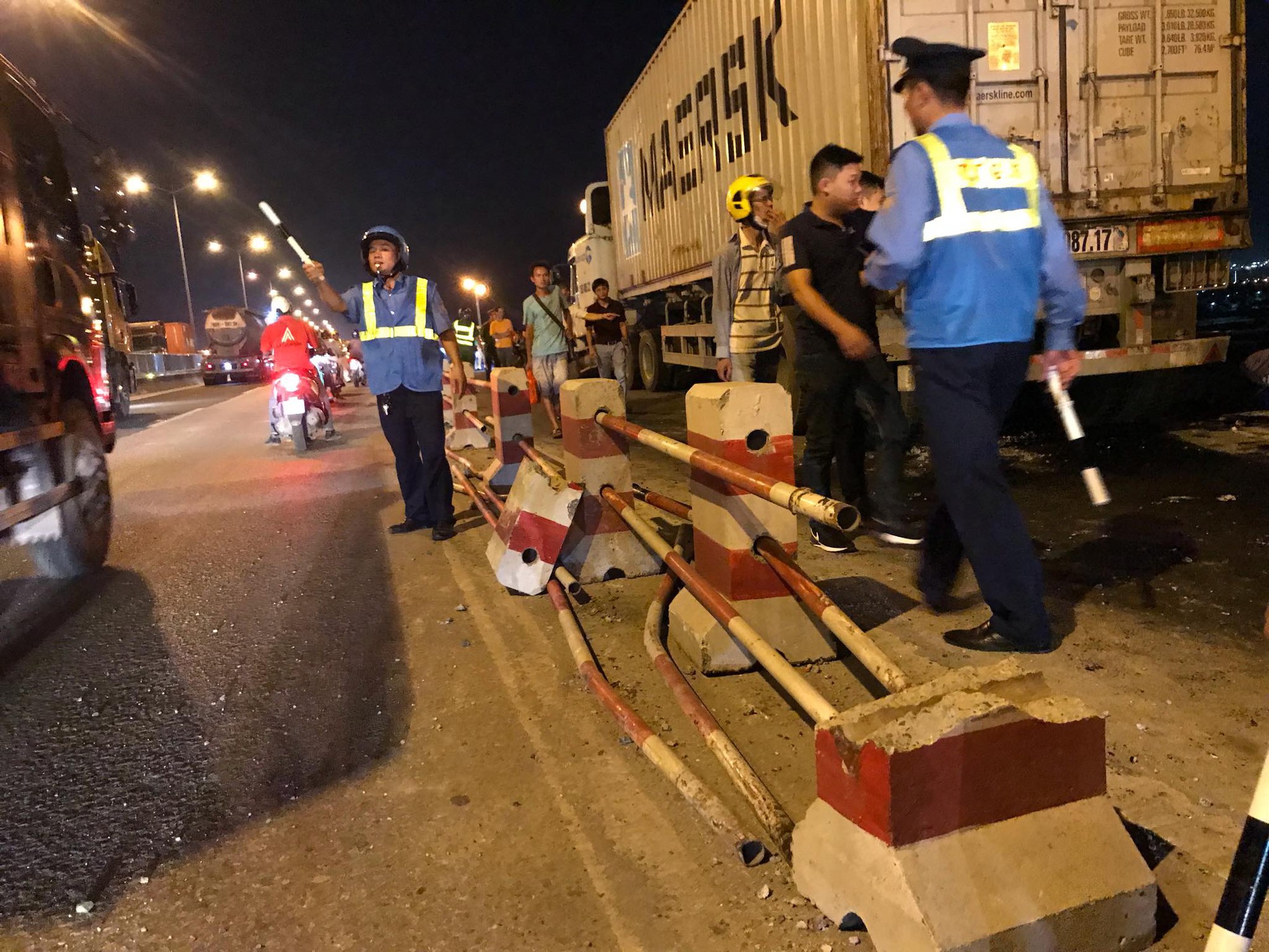 Xe container t&ocirc;ng li&ecirc;n ho&agrave;n tr&ecirc;n cầu Thanh Tr&igrave;, một người rơi xuống s&ocirc;ng tử vong - Ảnh 11.