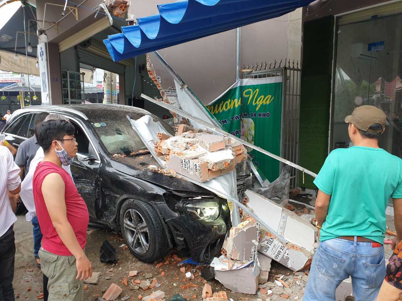 Mecerdes và Lexus húc nhau rồi lao vào nhà dân
