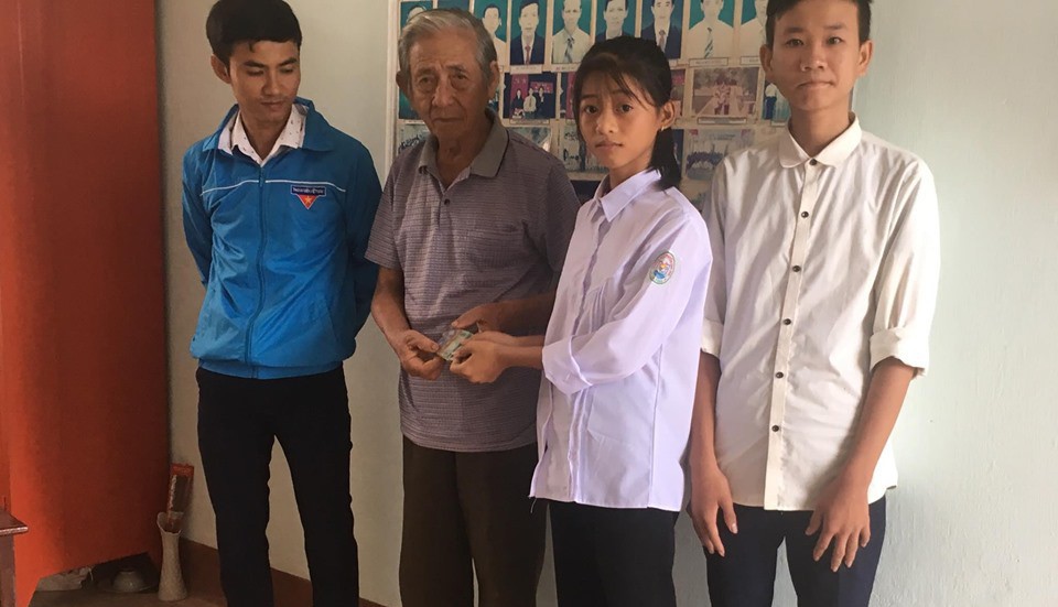 Nữ sinh lớp 10 nhặt được số tiền lớn cùng bạn tìm người trả lại