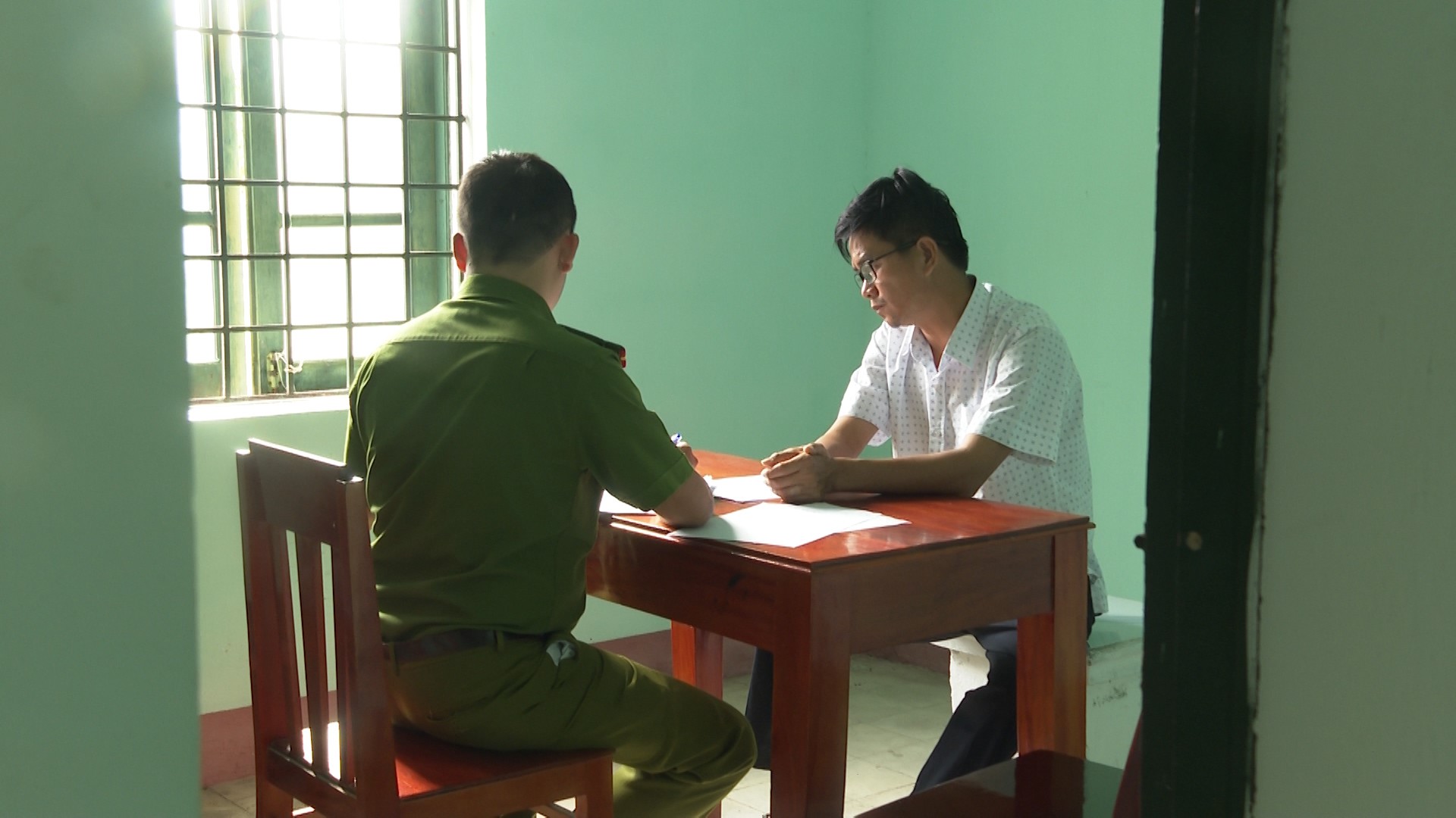 Khởi tố cựu nh&acirc;n vi&ecirc;n s&acirc;n bay lừa đảo 12 tỉ đồng - Ảnh 1.