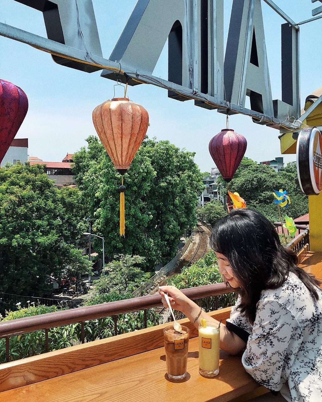 Trung thu gh&eacute; 5 qu&aacute;n c&agrave; ph&ecirc; trang tr&iacute; tr&agrave;n kh&ocirc;ng kh&iacute; trăng rằm - Ảnh 1.