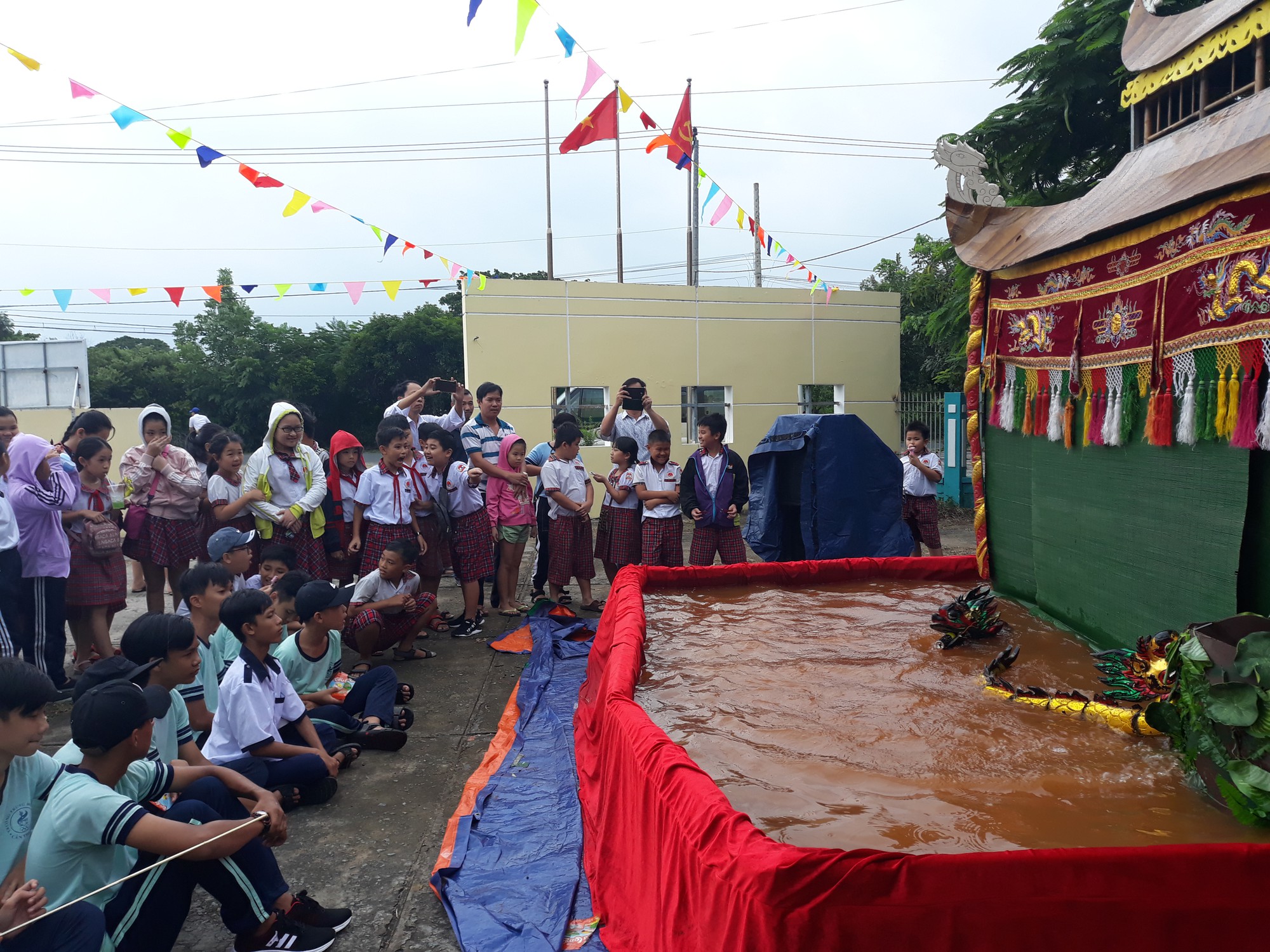 Quý Bình, Hạnh Thúy... hết lòng vì trẻ em! - Ảnh 1.