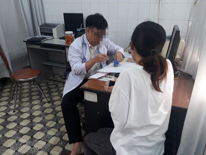 Thở d&agrave;i với giấy kh&aacute;m sức khỏe &ldquo;10 ph&uacute;t&rdquo; - Ảnh 1.