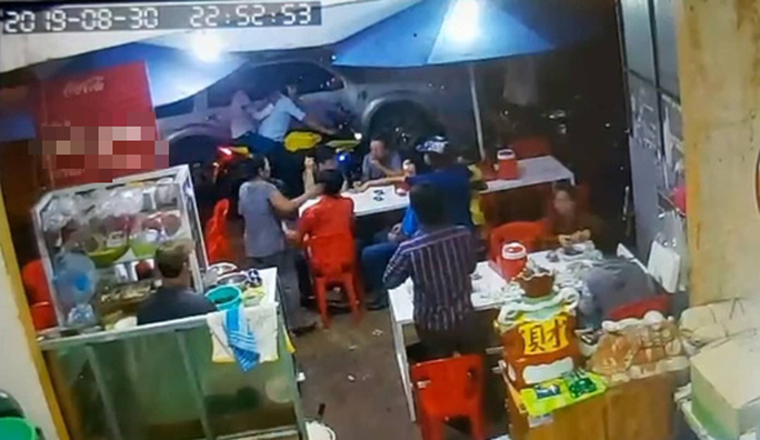 Khởi tố Xã đội trưởng và thuộc cấp đập xe của Bộ Công an