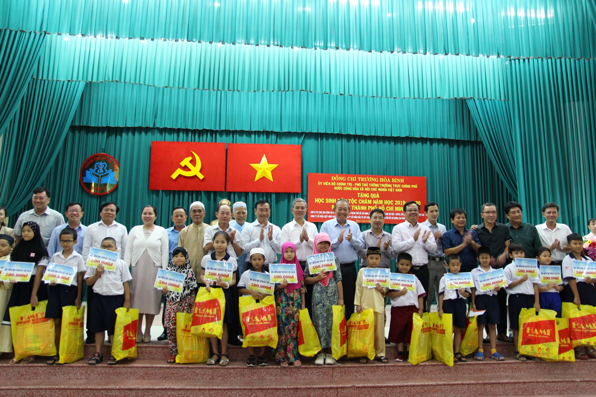 Ph&oacute; Thủ tướng Thường trực Trương H&ograve;a B&igrave;nh tặng qu&agrave; học sinh d&acirc;n tộc Chăm TP HCM - Ảnh 2.
