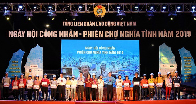 Ph&oacute; Chủ tịch nước Đặng Thị Ngọc Thịnh tham dự Ng&agrave;y hội c&ocirc;ng nh&acirc;n - Ảnh 3.