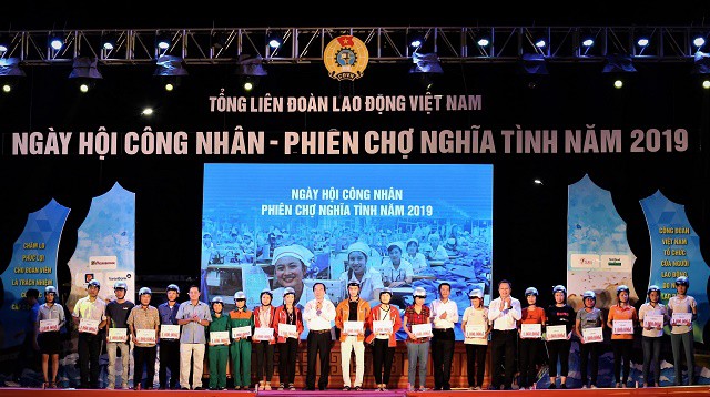 Phó Chủ tịch nước Đặng Thị Ngọc Thịnh tham dự Ngày hội công nhân