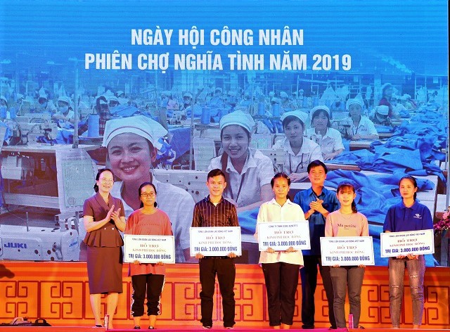 Ph&oacute; Chủ tịch nước Đặng Thị Ngọc Thịnh tham dự Ng&agrave;y hội c&ocirc;ng nh&acirc;n - Ảnh 4.