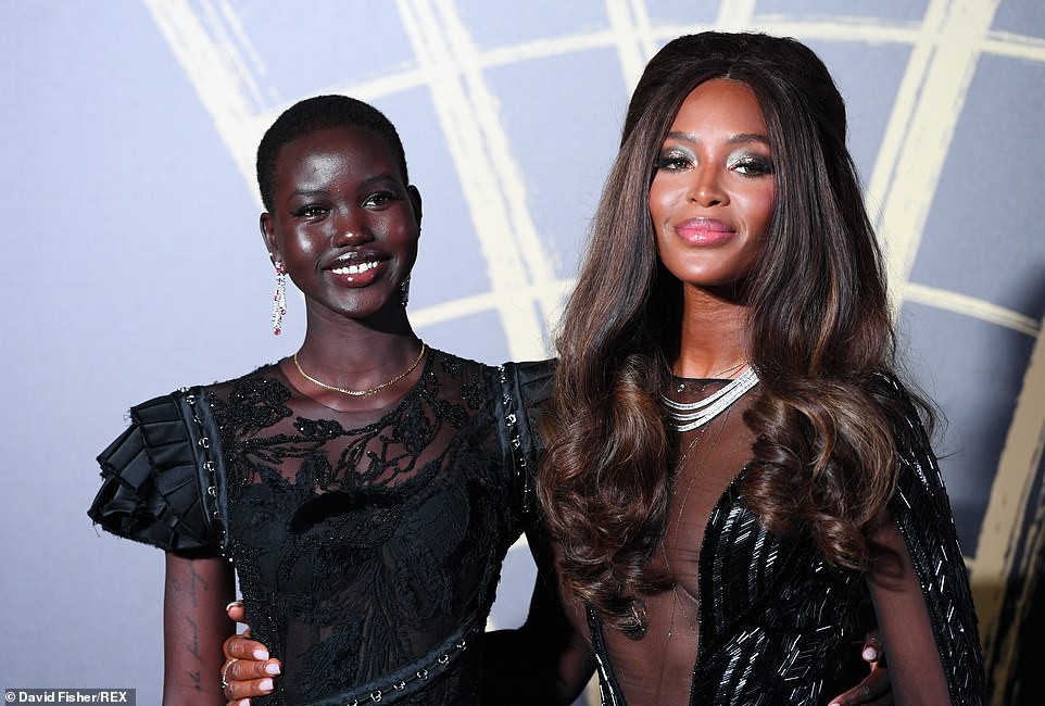 "Báo đen" Naomi Campbell gợi cảm với đầm xuyên thấu
