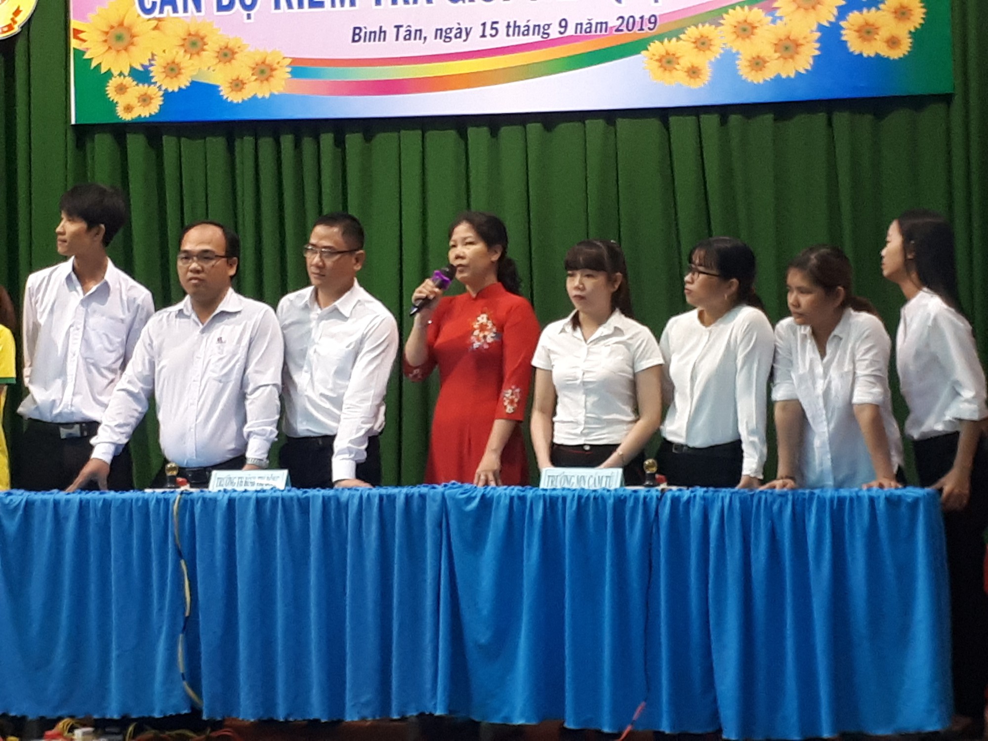 Cán bộ kiểm tra tranh tài