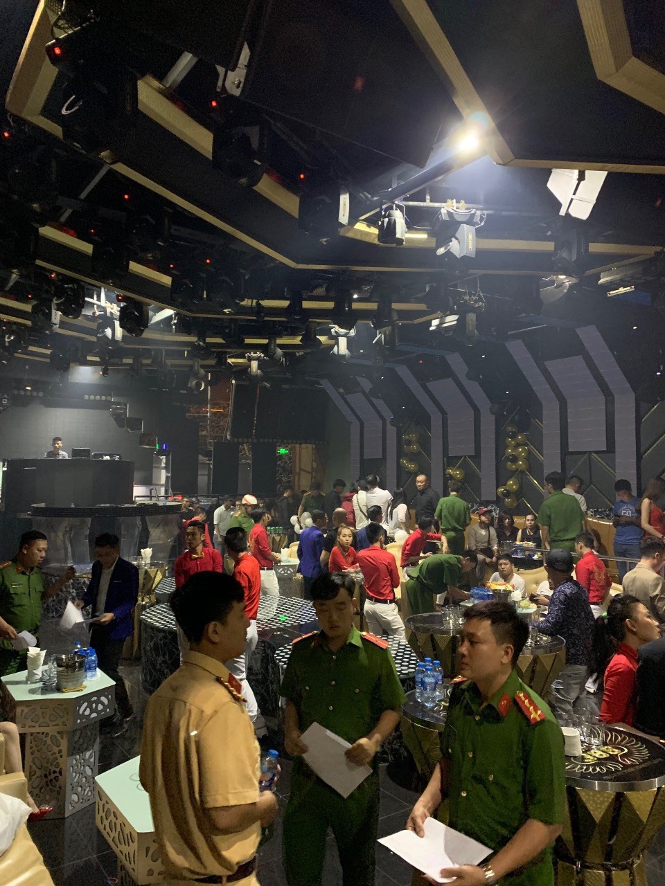 Kiểm tra qu&aacute;n bar l&uacute;c 0 giờ, d&acirc;n bay chạy t&aacute;n loạn - Ảnh 1.