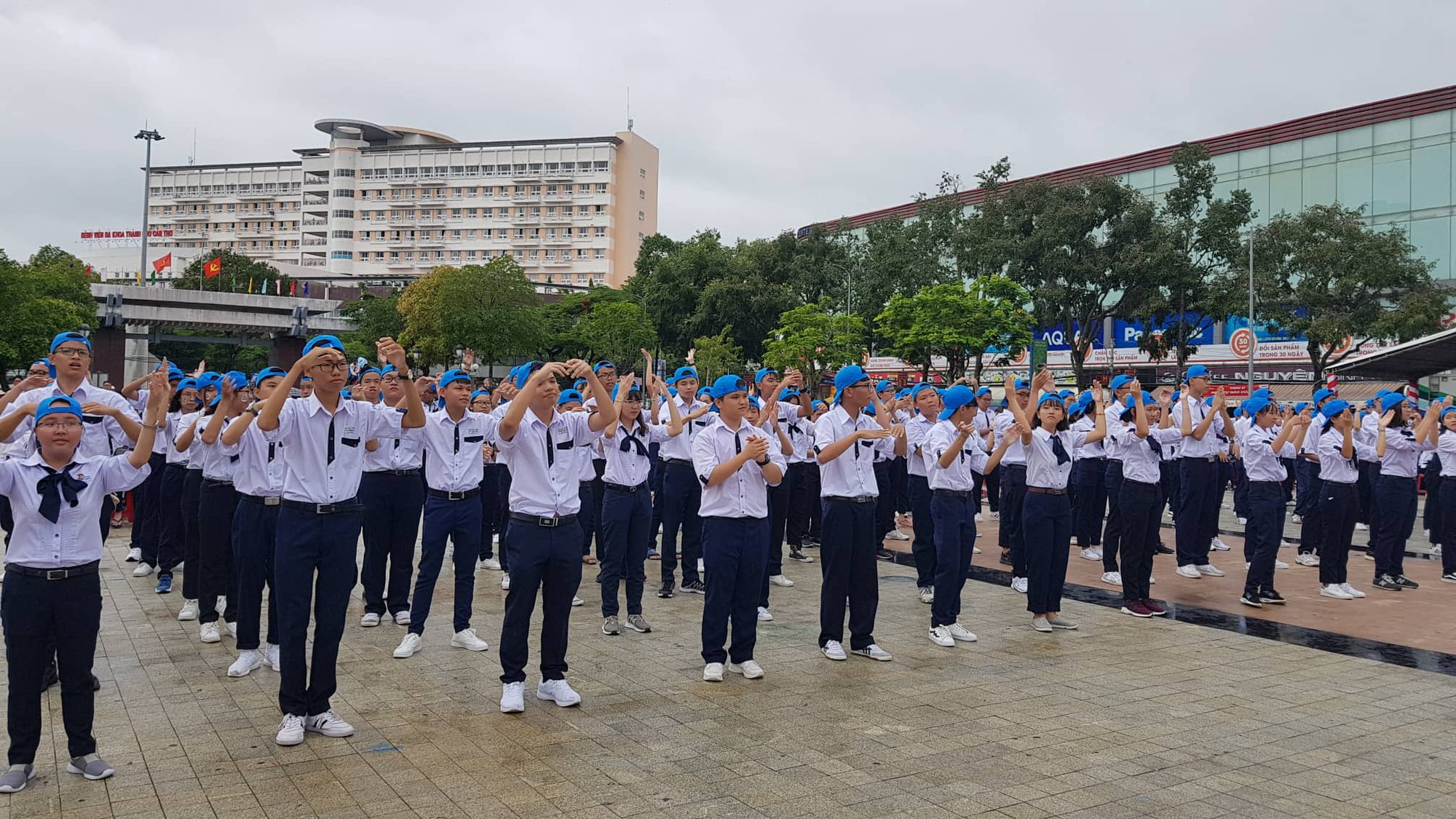 Giới trẻ Cần Thơ đội mưa cổ vũ Nguyễn B&aacute; Vinh thi chung kết Đường l&ecirc;n đỉnh Olympia - Ảnh 4.