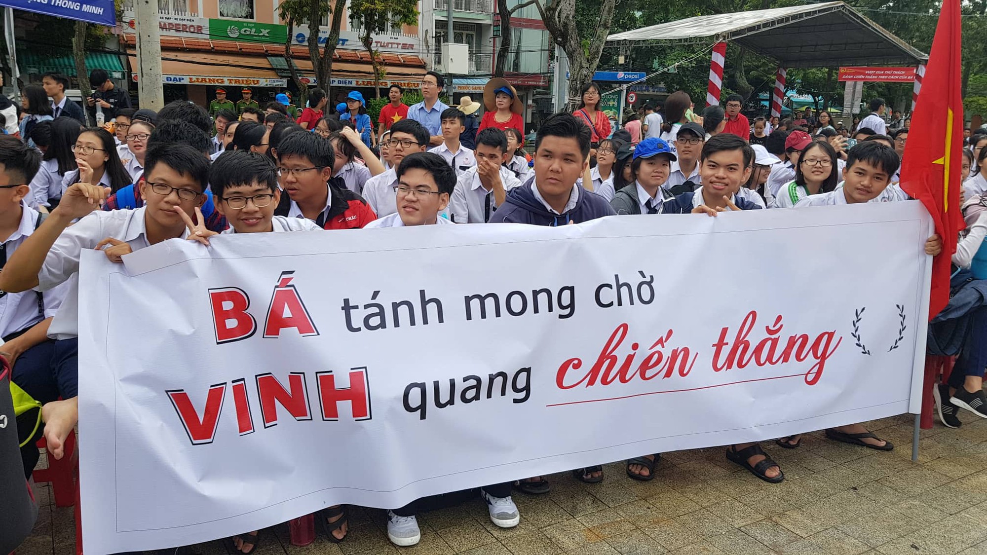 Giới trẻ Cần Thơ đội mưa cổ vũ Nguyễn B&aacute; Vinh thi chung kết Đường l&ecirc;n đỉnh Olympia - Ảnh 13.
