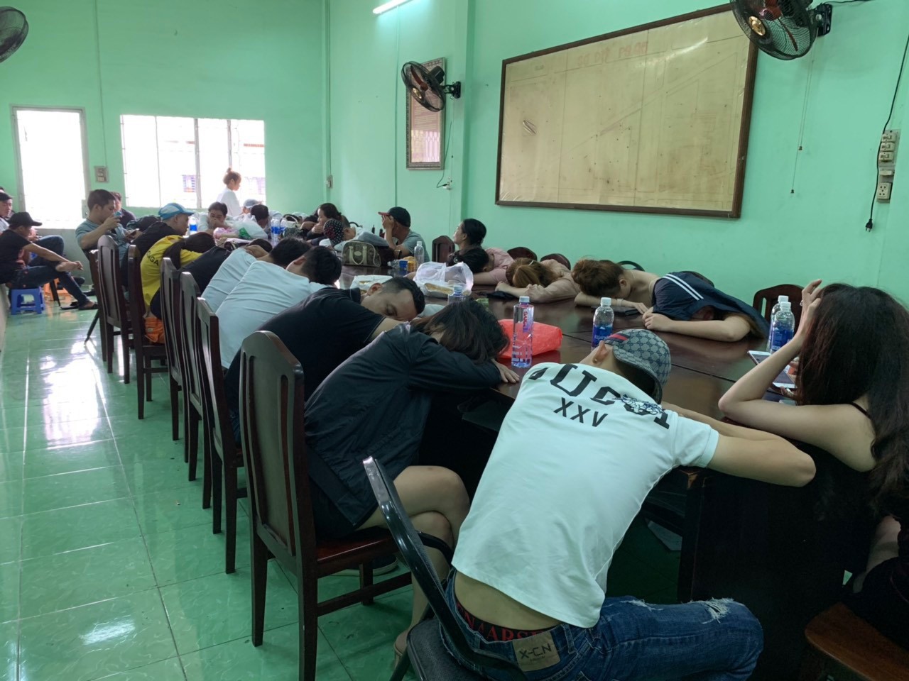 Kiểm tra qu&aacute;n bar l&uacute;c 0 giờ, d&acirc;n bay chạy t&aacute;n loạn - Ảnh 3.